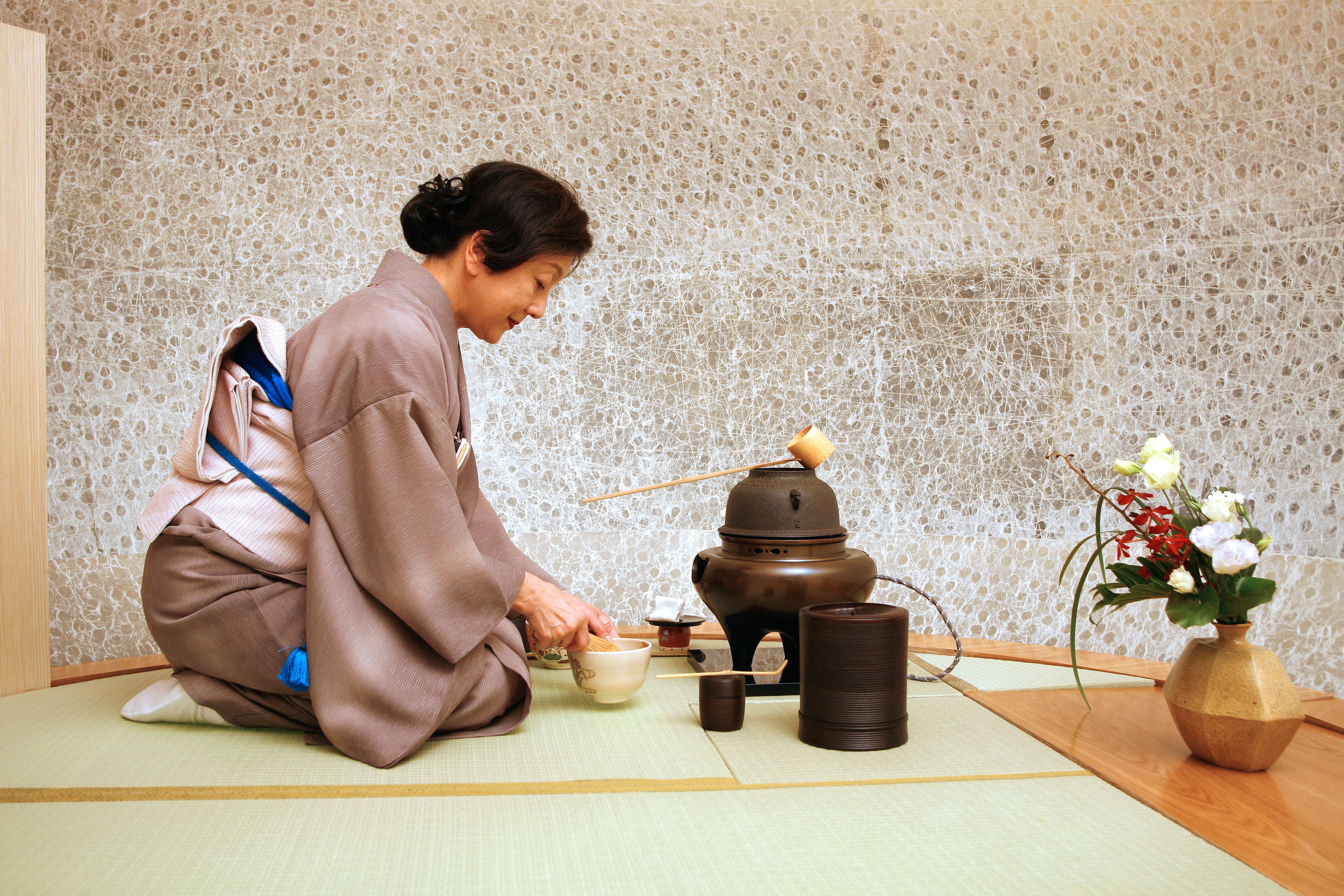 Чай замуж выходит. Традиции Японии чайная церемония. Церемония чая в Японии. Чаепитие в Японии традиции. Церемония чаепития в Японии.
